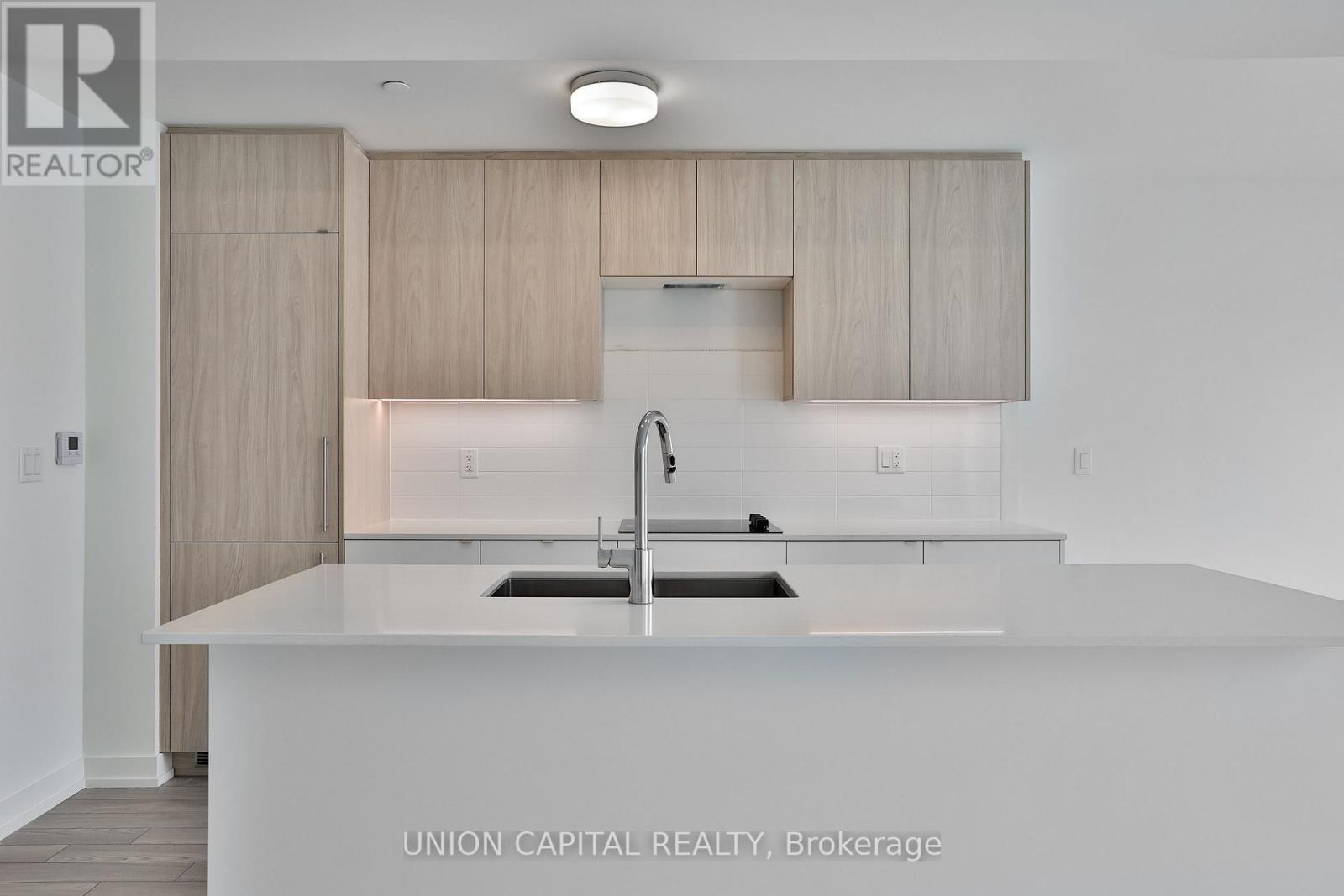 203 - 2 Red Squirrel Lane, Richmond Hill, ON - Indoor Photo Showing Kitchen With Upgraded Kitchen