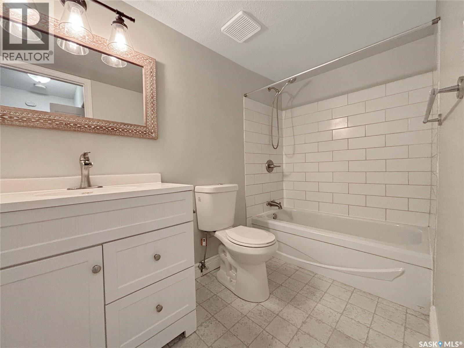 B03 245 Kingsmere Boulevard, Saskatoon, SK - Indoor Photo Showing Bathroom