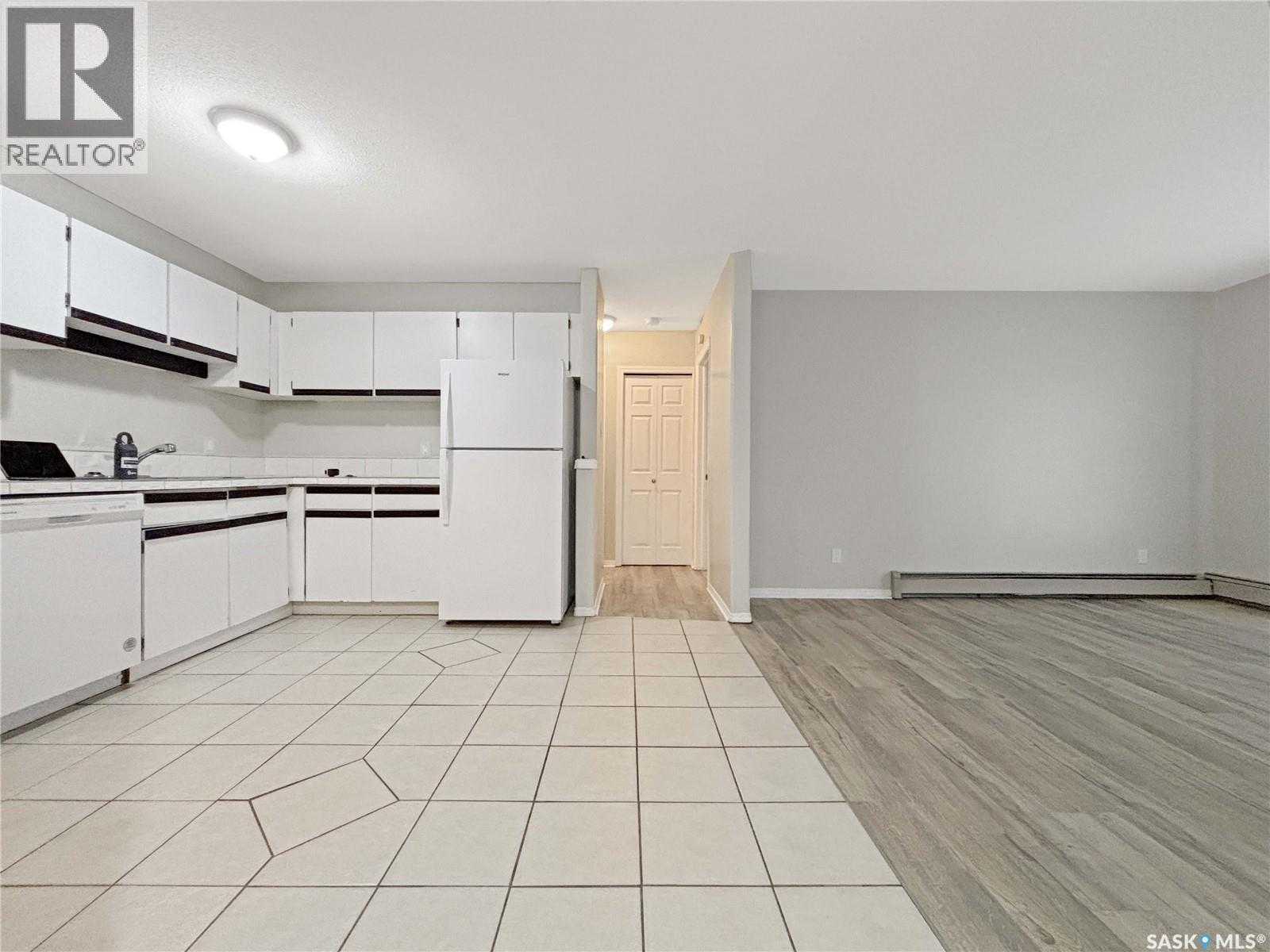 B03 245 Kingsmere Boulevard, Saskatoon, SK - Indoor Photo Showing Kitchen