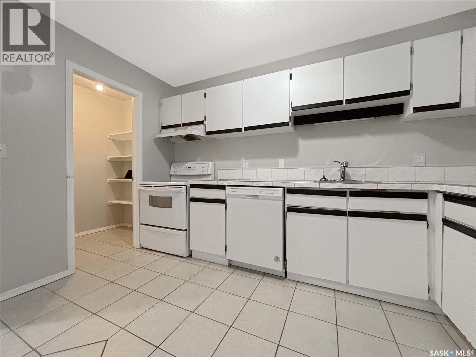 B03 245 Kingsmere Boulevard, Saskatoon, SK - Indoor Photo Showing Kitchen