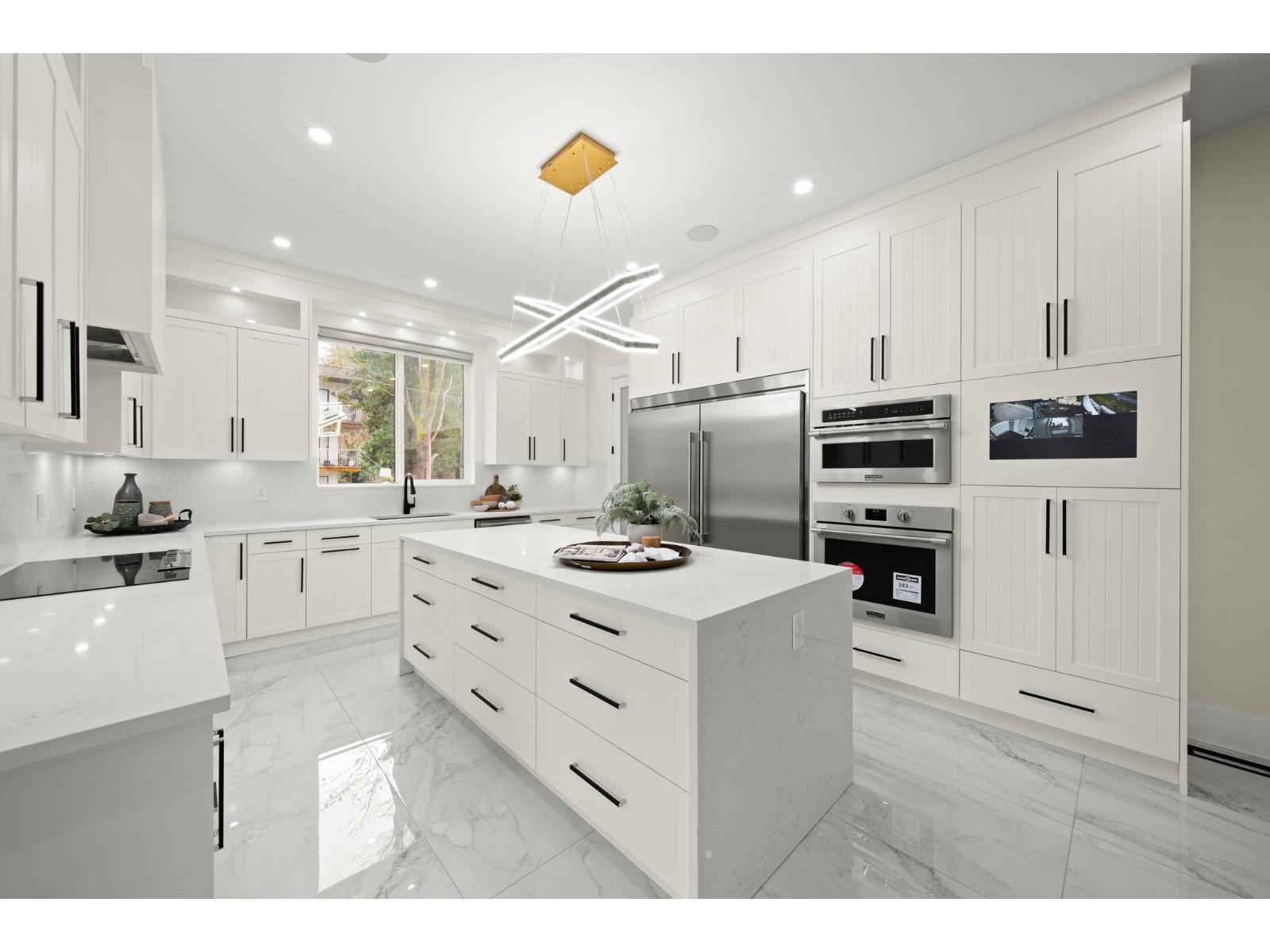 33995 Walnut Avenue, Abbotsford, BC - Indoor Photo Showing Kitchen With Upgraded Kitchen