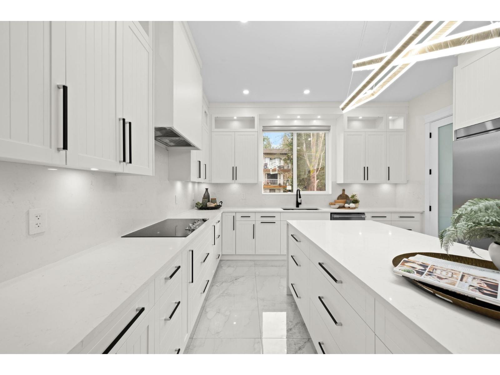 33995 Walnut Avenue, Abbotsford, BC - Indoor Photo Showing Kitchen With Upgraded Kitchen