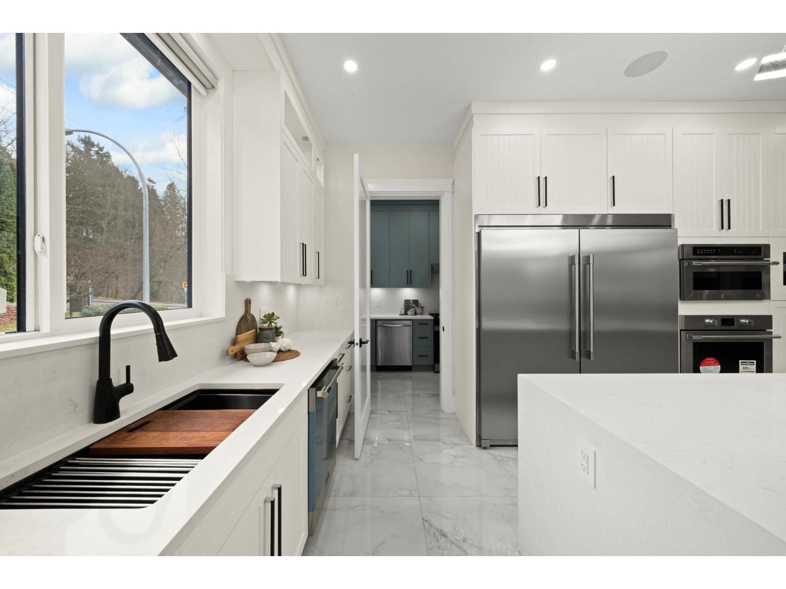 33995 Walnut Avenue, Abbotsford, BC - Indoor Photo Showing Kitchen With Upgraded Kitchen