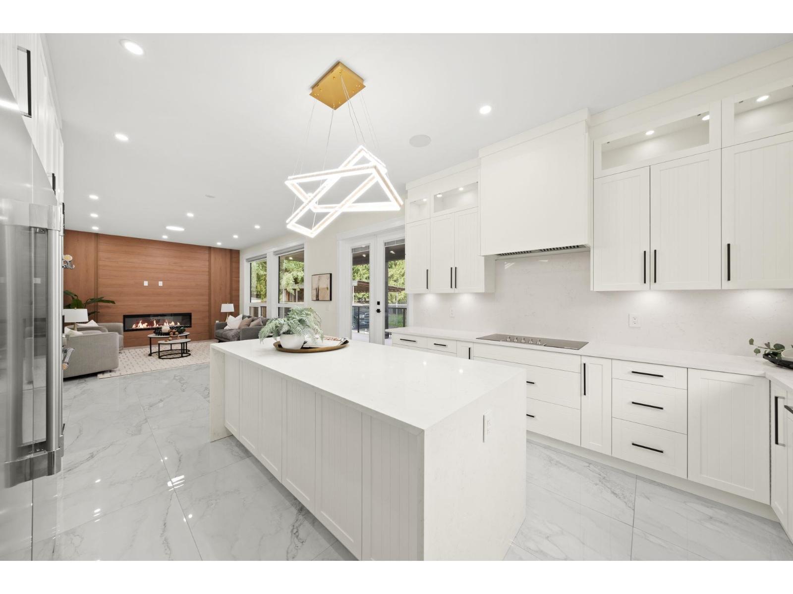 33995 Walnut Avenue, Abbotsford, BC - Indoor Photo Showing Kitchen With Upgraded Kitchen