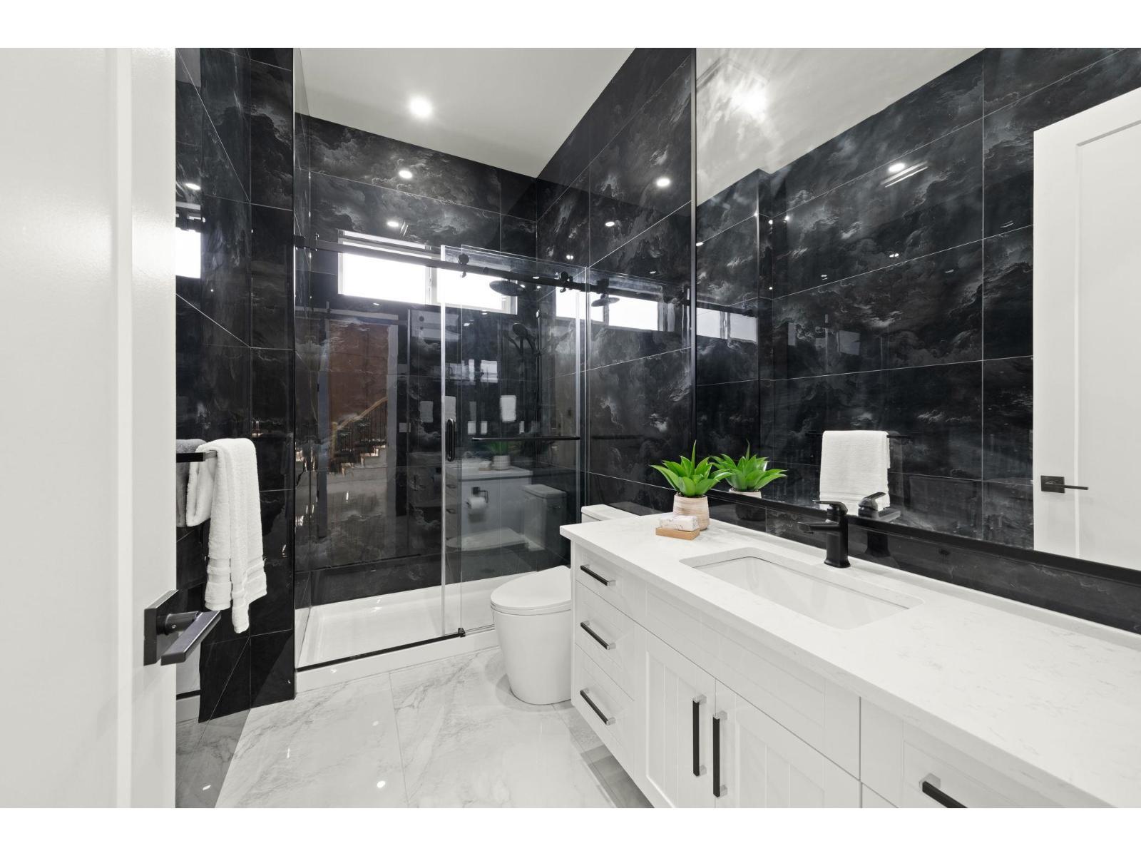 33995 Walnut Avenue, Abbotsford, BC - Indoor Photo Showing Bathroom