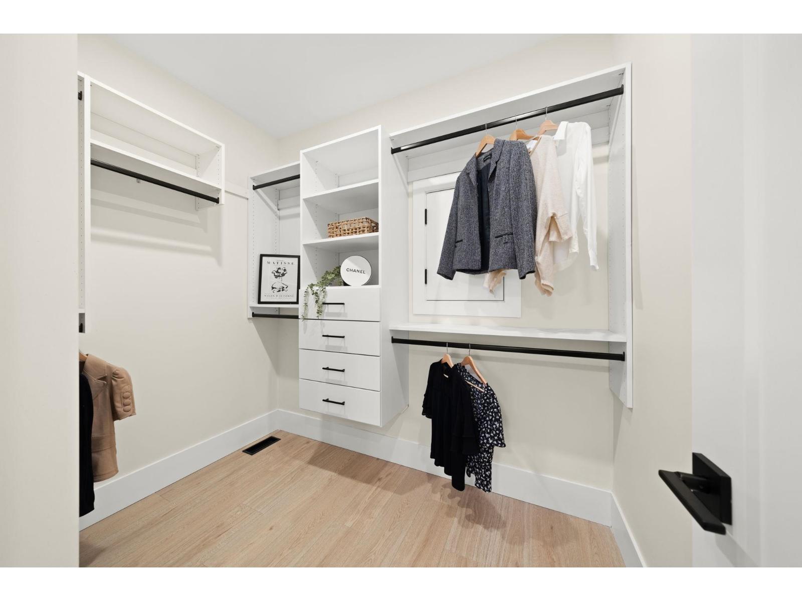 33995 Walnut Avenue, Abbotsford, BC - Indoor With Storage