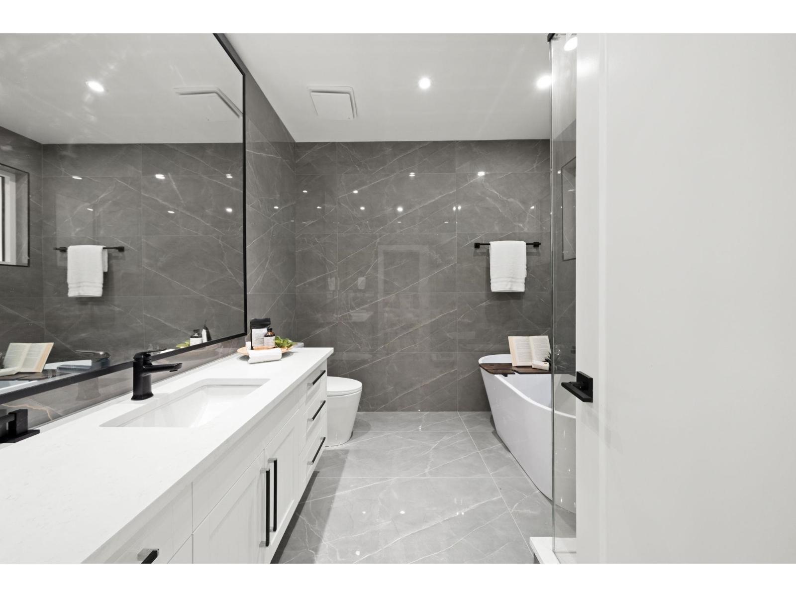 33995 Walnut Avenue, Abbotsford, BC - Indoor Photo Showing Bathroom