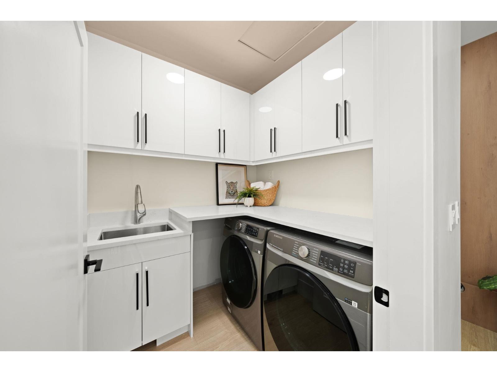 33995 Walnut Avenue, Abbotsford, BC - Indoor Photo Showing Laundry Room