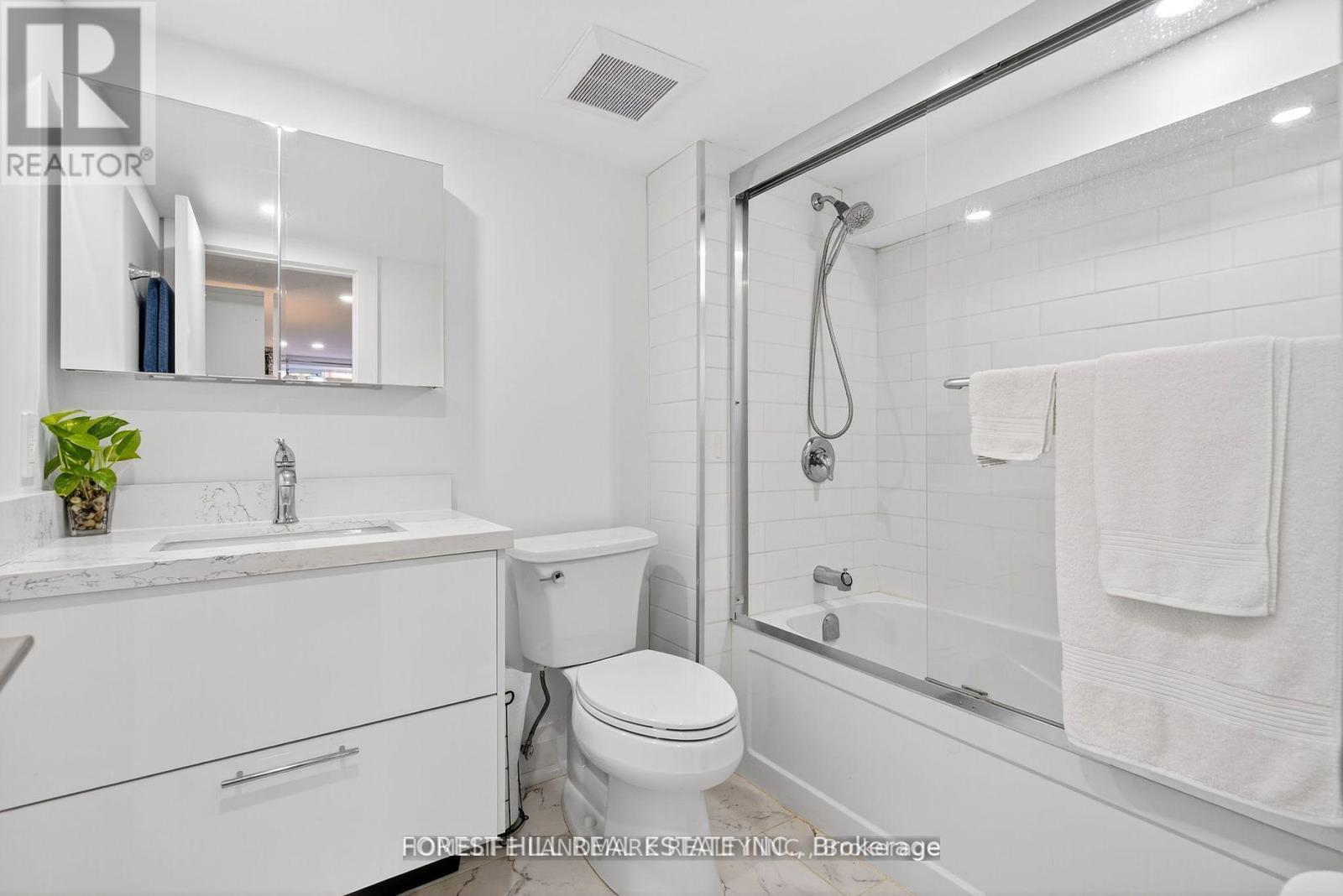 9 Tadcaster Place, Toronto, ON - Indoor Photo Showing Bathroom
