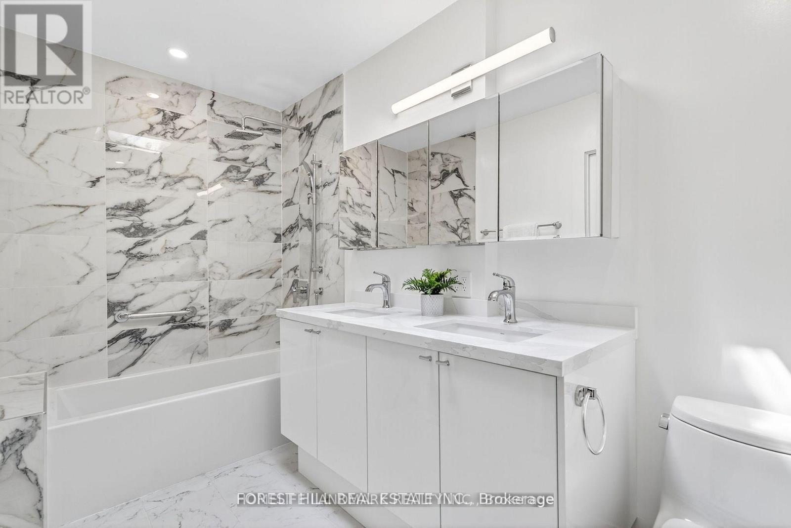 9 Tadcaster Place, Toronto, ON - Indoor Photo Showing Bathroom