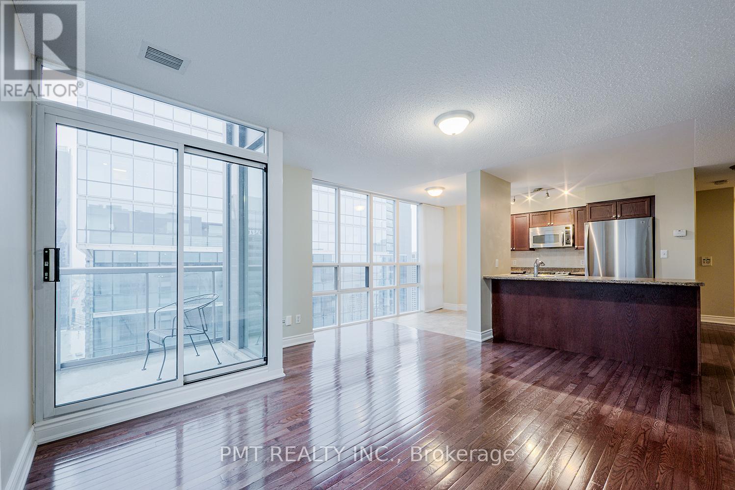 Ph06 - 30 Grand Trunk Crescent, Toronto, ON - Indoor Photo Showing Kitchen