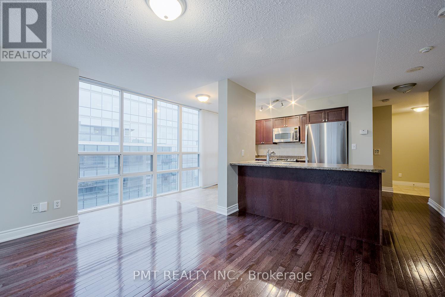 Ph06 - 30 Grand Trunk Crescent, Toronto, ON - Indoor Photo Showing Kitchen