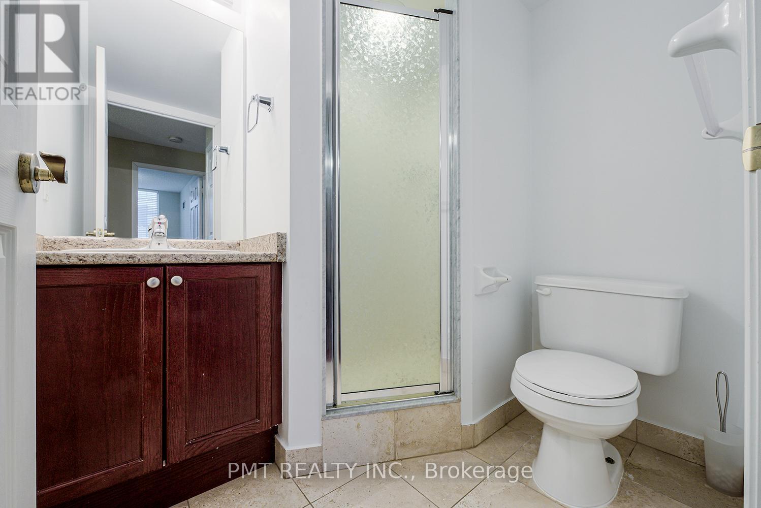 Ph06 - 30 Grand Trunk Crescent, Toronto, ON - Indoor Photo Showing Bathroom