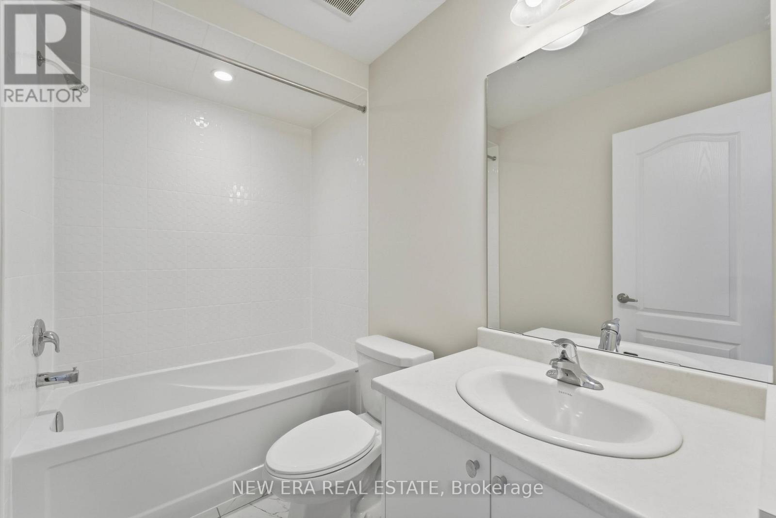 6 Malone Lane, Clarington, ON - Indoor Photo Showing Bathroom