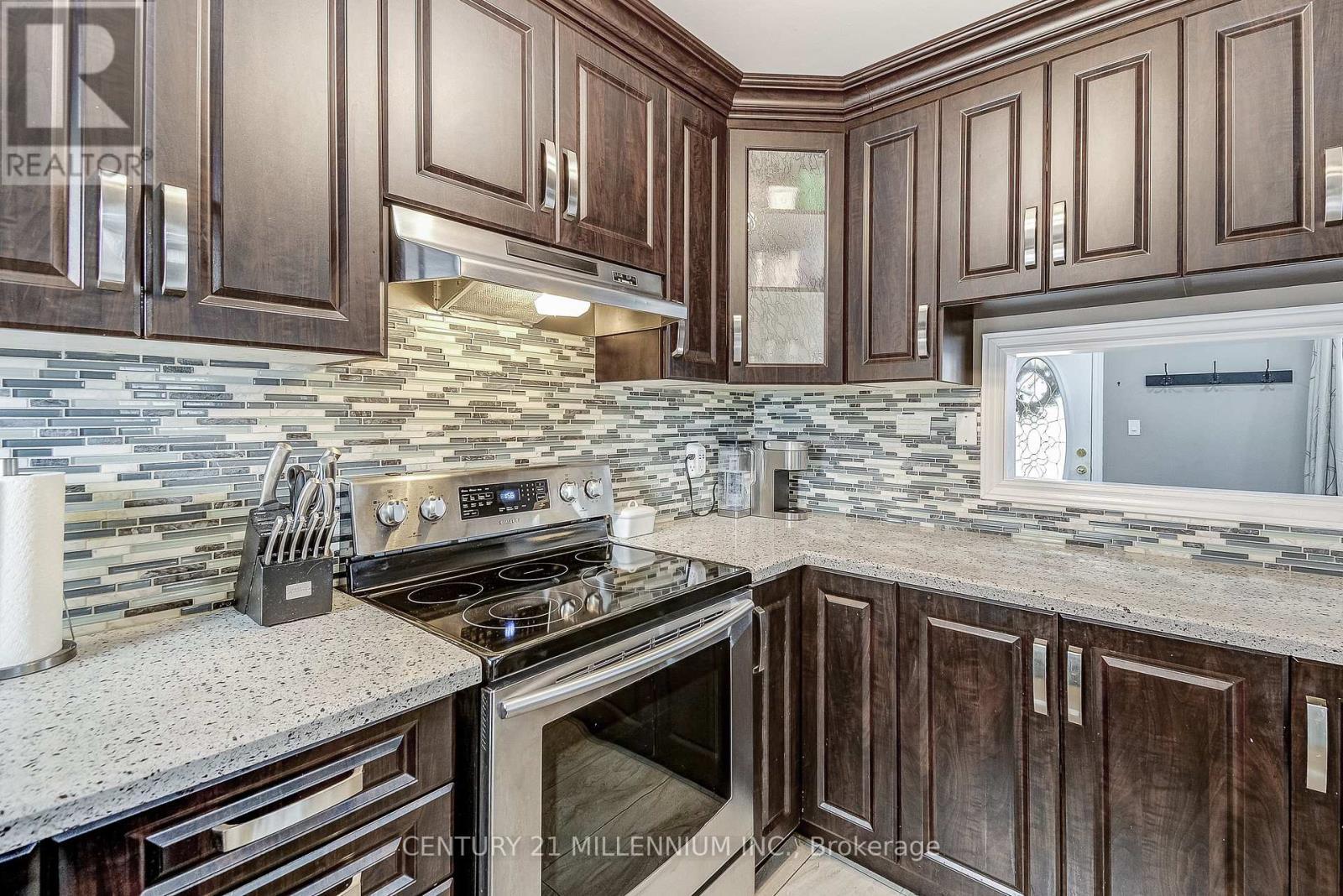 10 Evesham Crescent, Brampton, ON - Indoor Photo Showing Kitchen With Upgraded Kitchen
