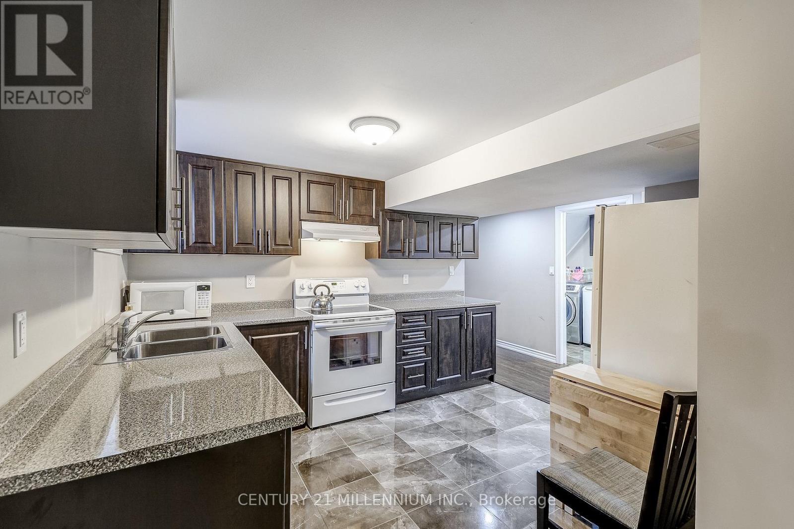 10 Evesham Crescent, Brampton, ON - Indoor Photo Showing Kitchen With Double Sink