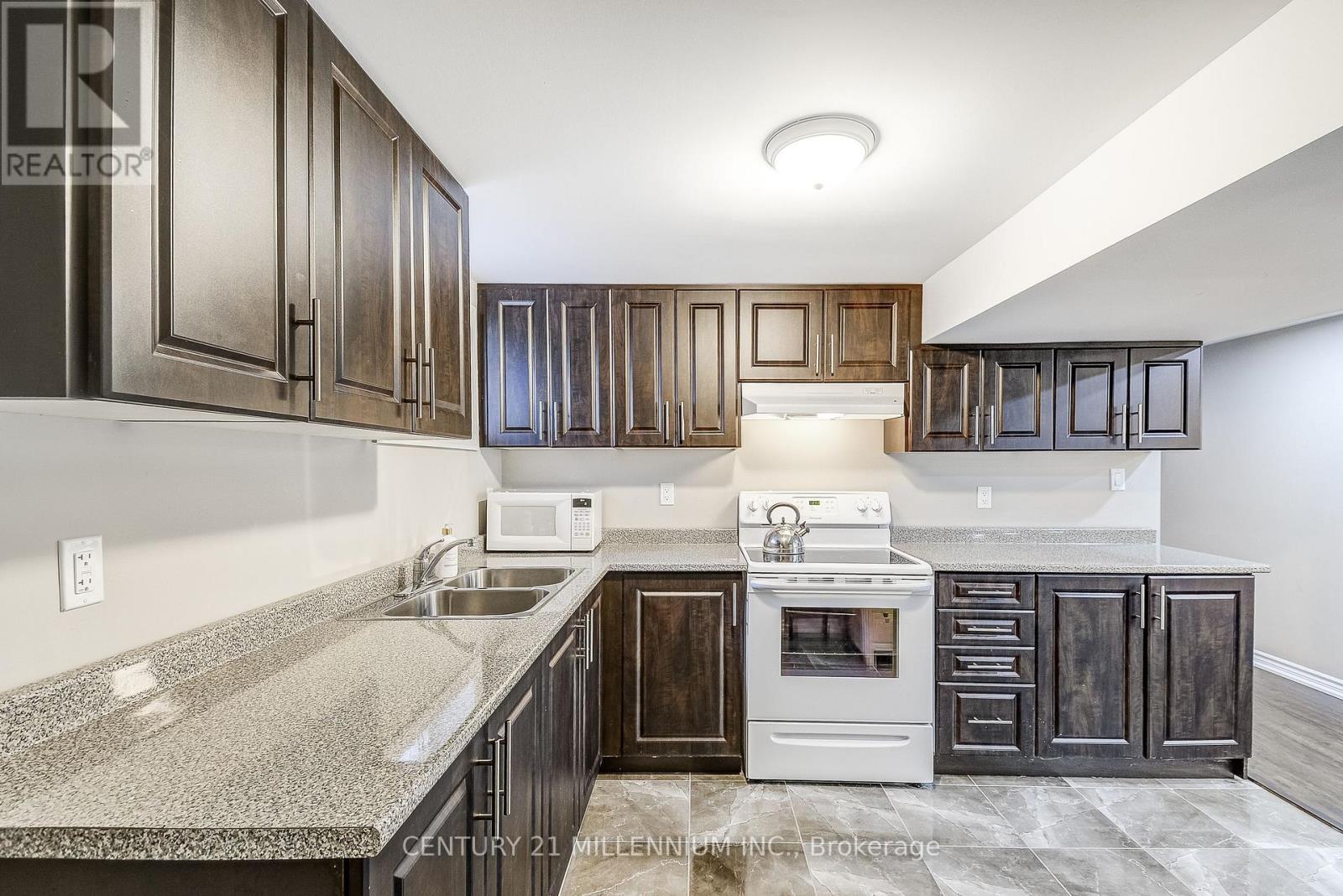 10 Evesham Crescent, Brampton, ON - Indoor Photo Showing Kitchen With Double Sink