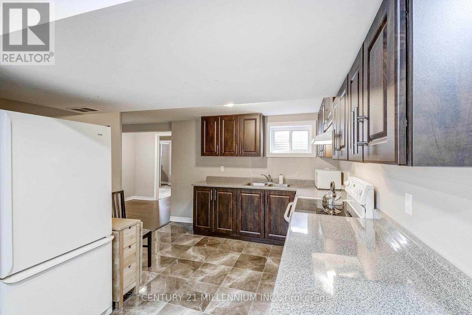 10 Evesham Crescent, Brampton, ON - Indoor Photo Showing Kitchen With Double Sink