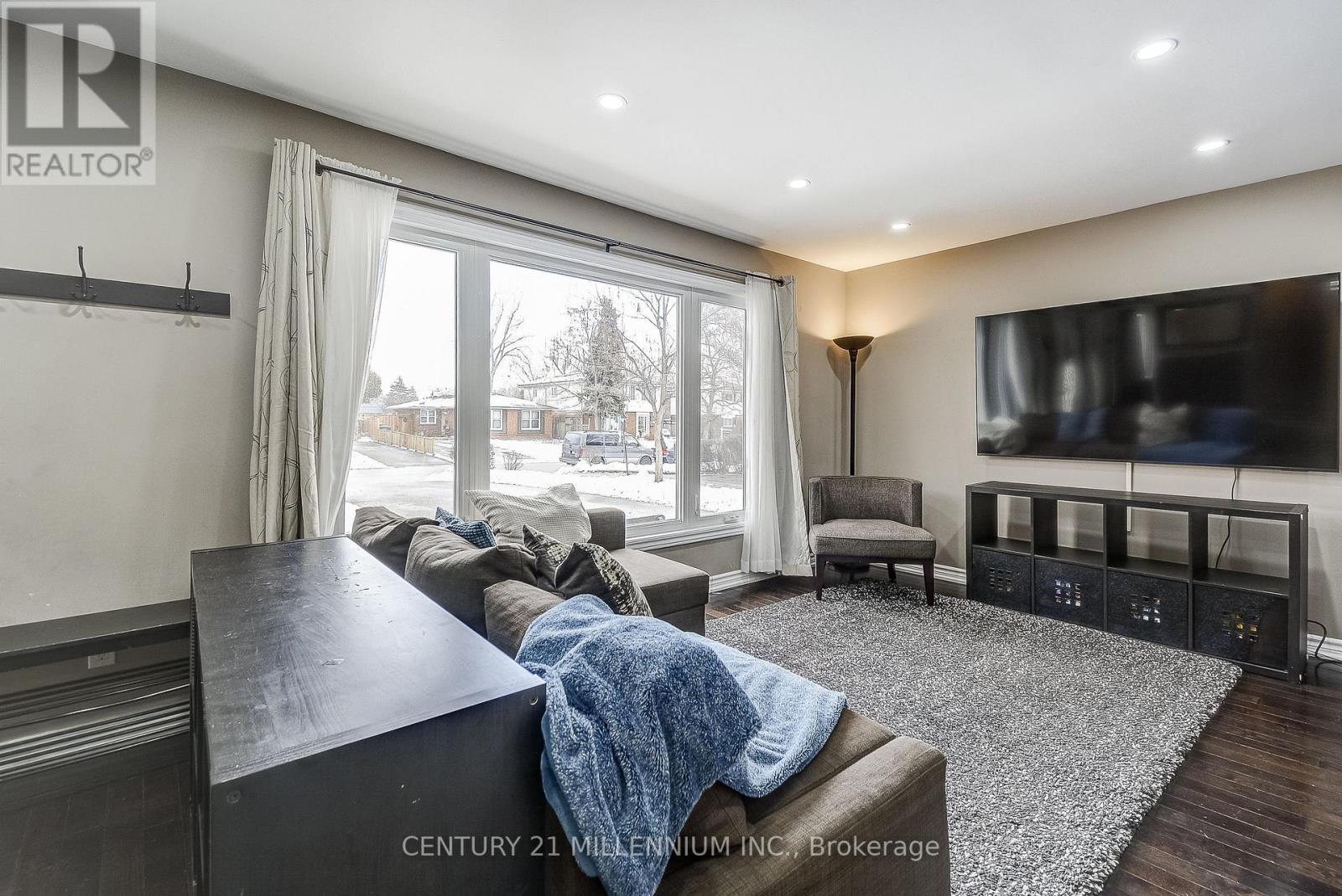 10 Evesham Crescent, Brampton, ON - Indoor Photo Showing Living Room