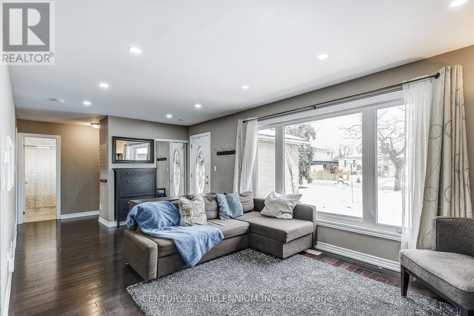 10 Evesham Crescent, Brampton, ON - Indoor Photo Showing Living Room