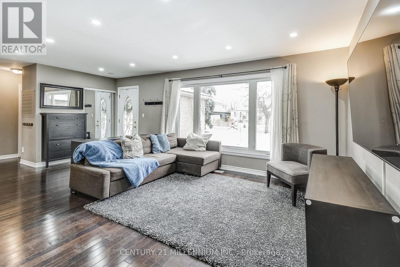 10 Evesham Crescent, Brampton, ON - Indoor Photo Showing Living Room