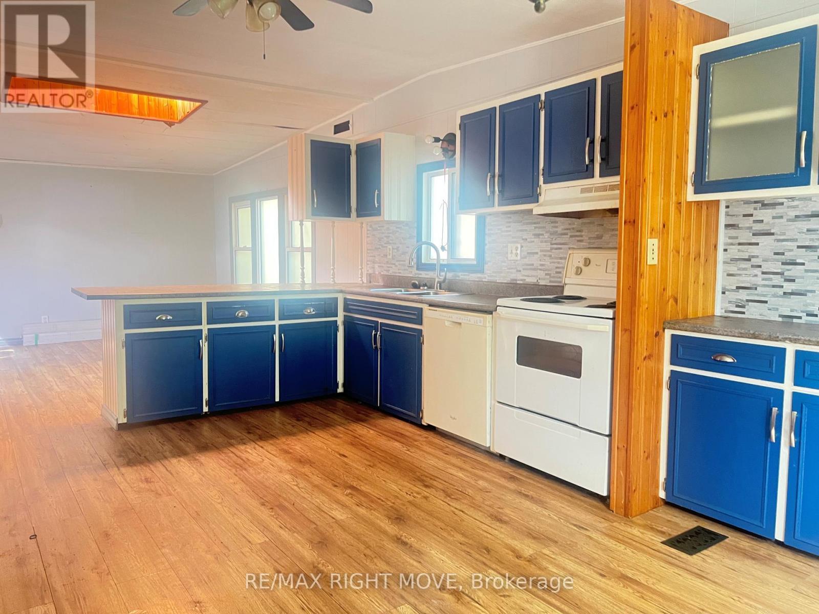 1052 4 Seasons Road, Gravenhurst, ON - Indoor Photo Showing Kitchen