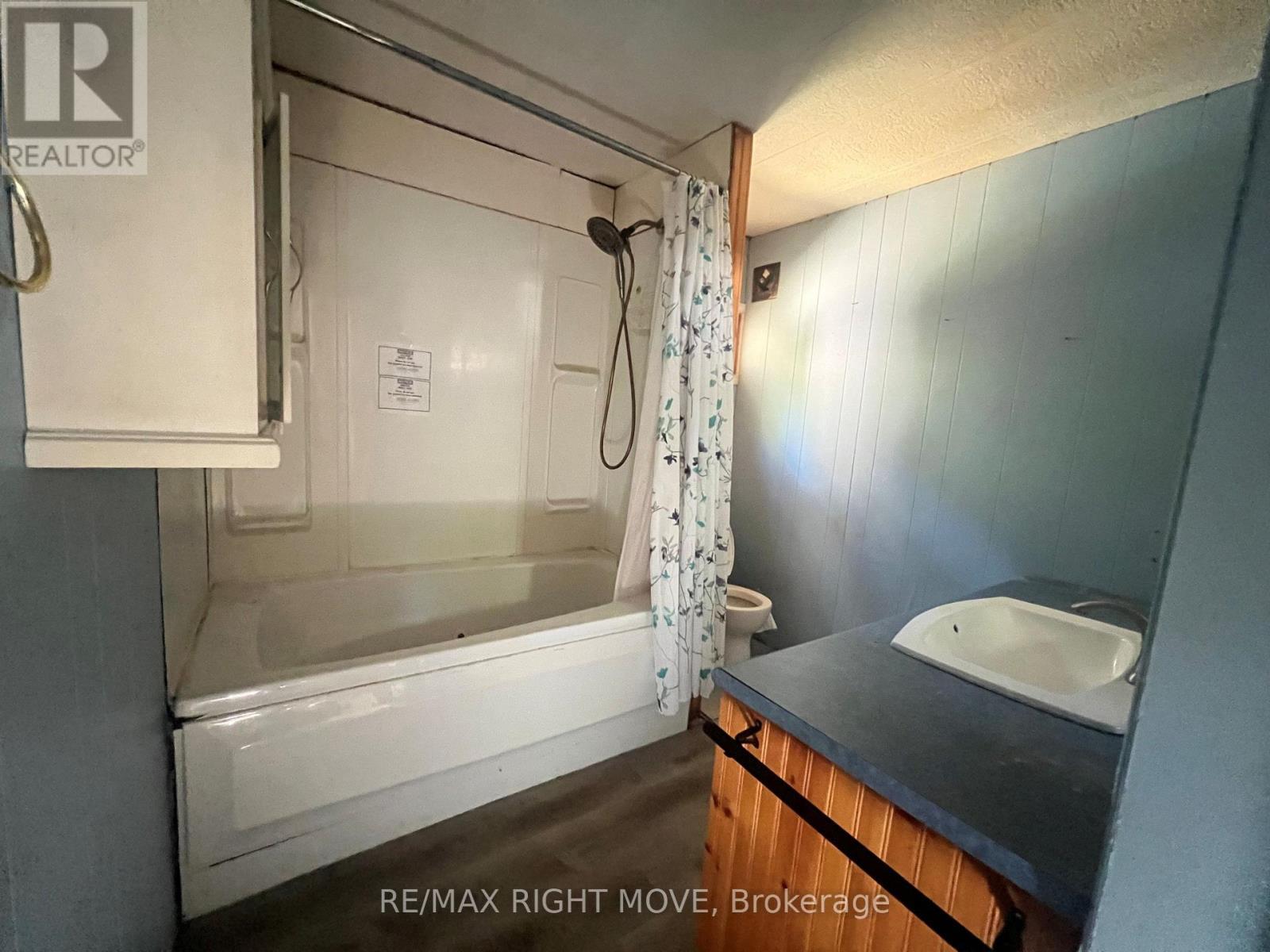 1052 4 Seasons Road, Gravenhurst, ON - Indoor Photo Showing Bathroom