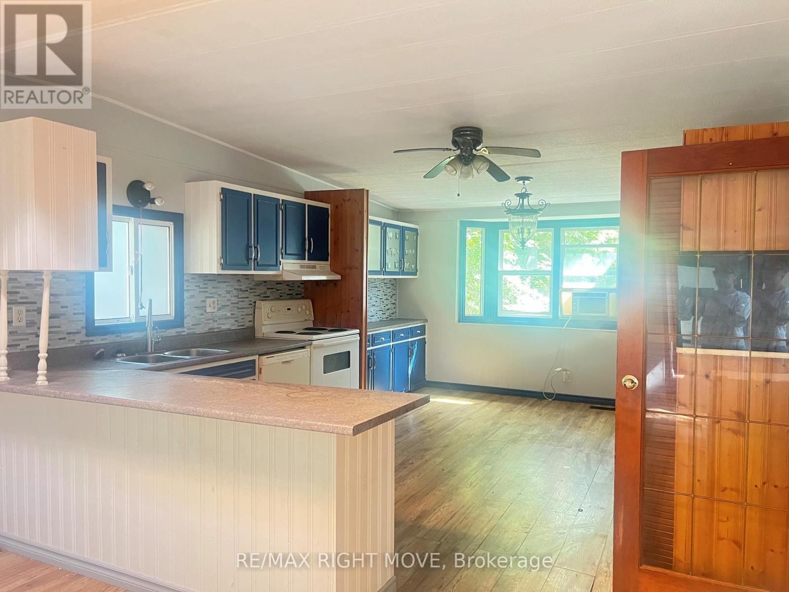 1052 4 Seasons Road, Gravenhurst, ON - Indoor Photo Showing Kitchen With Double Sink