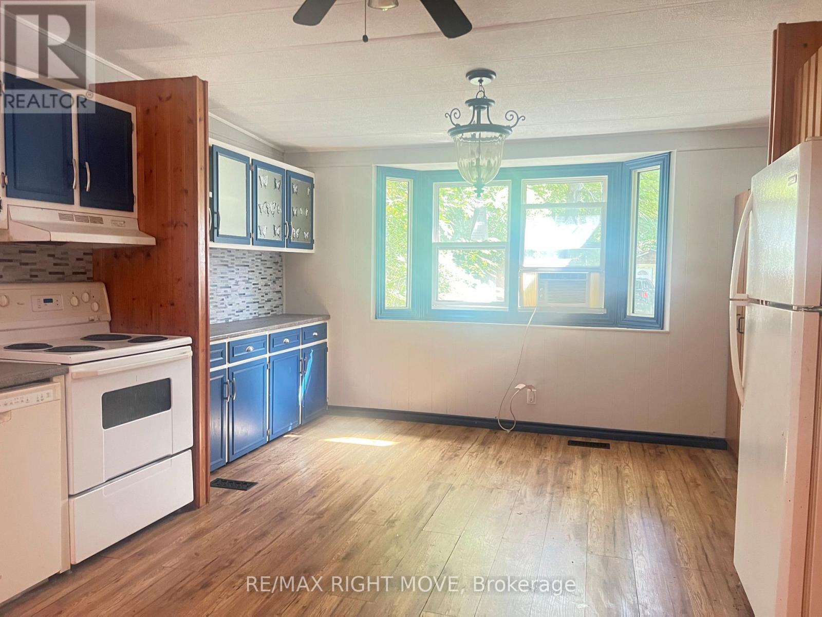1052 4 Seasons Road, Gravenhurst, ON - Indoor Photo Showing Kitchen