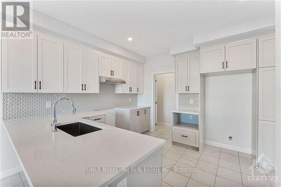 900 Athenry Court, Ottawa, ON - Indoor Photo Showing Kitchen