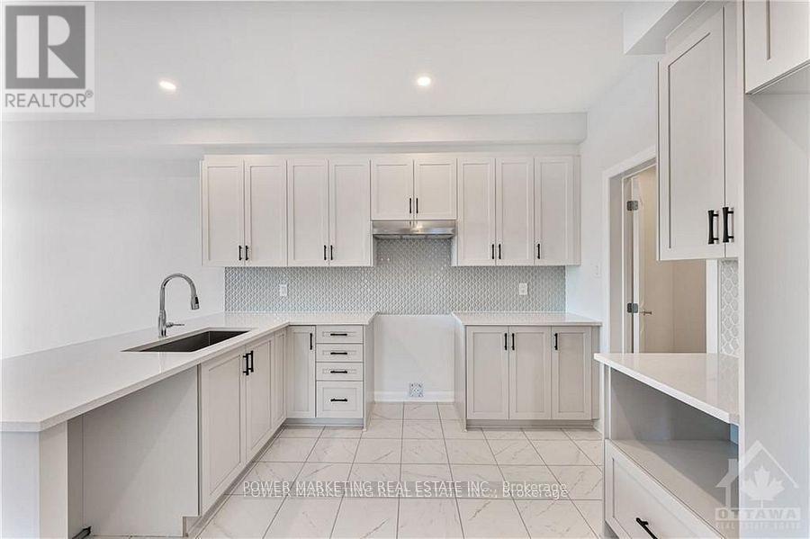 900 Athenry Court, Ottawa, ON - Indoor Photo Showing Kitchen