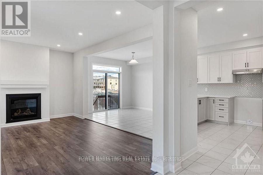 900 Athenry Court, Ottawa, ON - Indoor With Fireplace