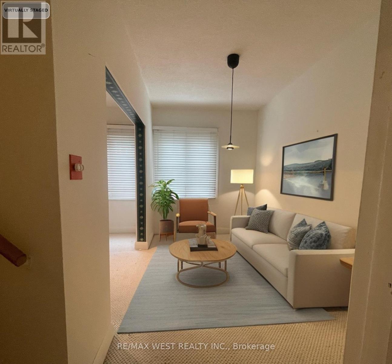 1813 Gerrard Street E, Toronto, ON - Indoor Photo Showing Living Room