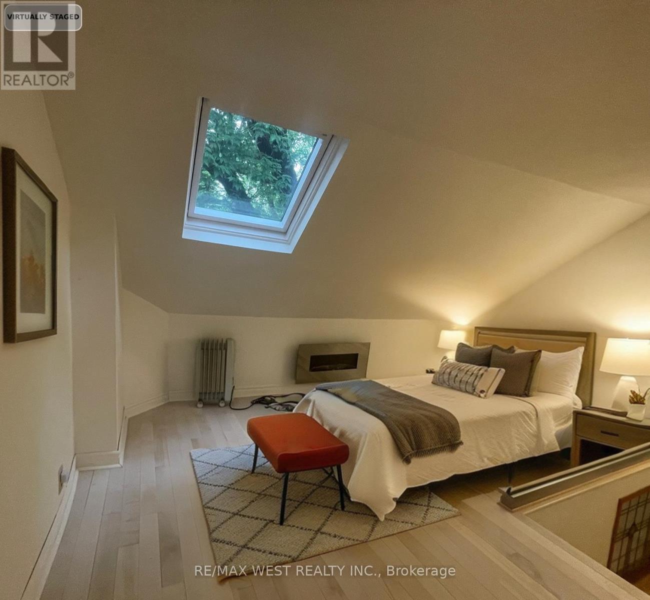 1813 Gerrard Street E, Toronto, ON - Indoor Photo Showing Bedroom