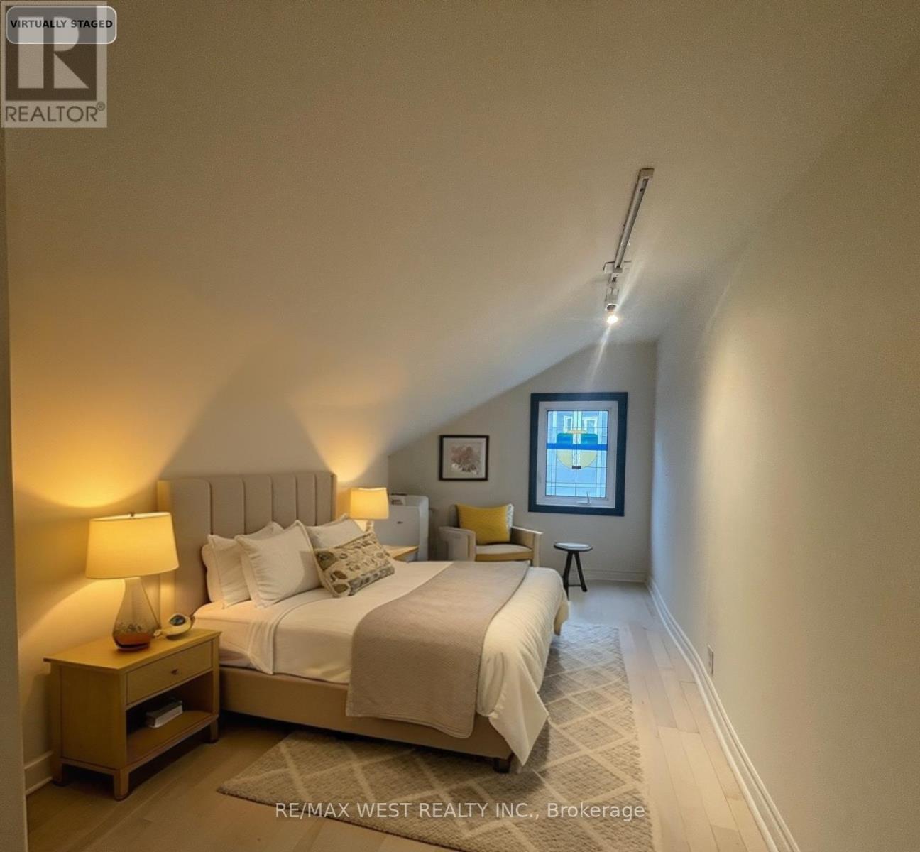1813 Gerrard Street E, Toronto, ON - Indoor Photo Showing Bedroom