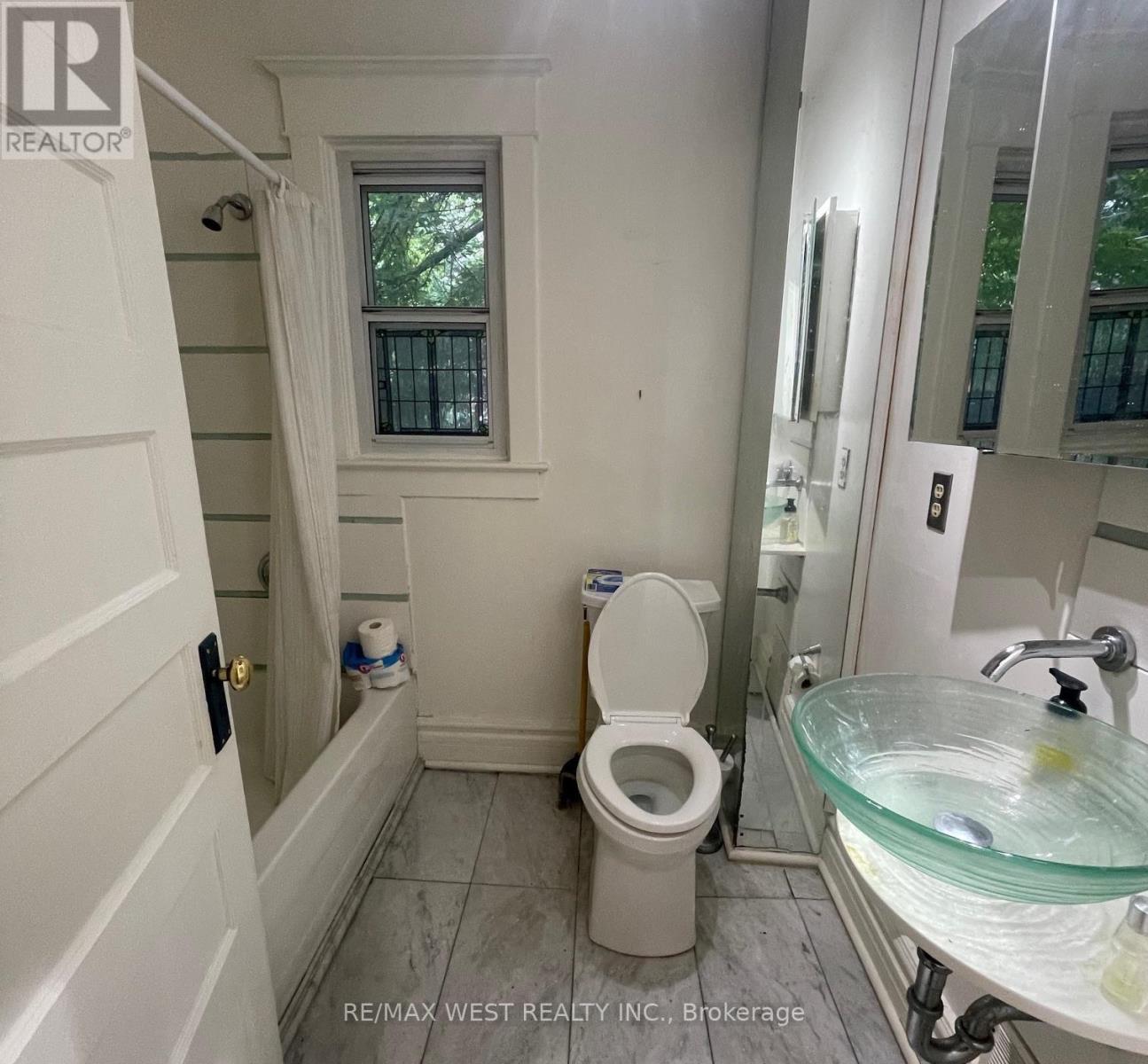 1813 Gerrard Street E, Toronto, ON - Indoor Photo Showing Bathroom