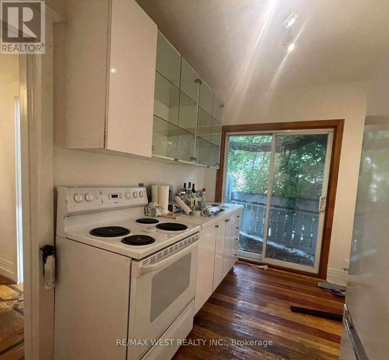 1813 Gerrard Street E, Toronto, ON - Indoor Photo Showing Kitchen