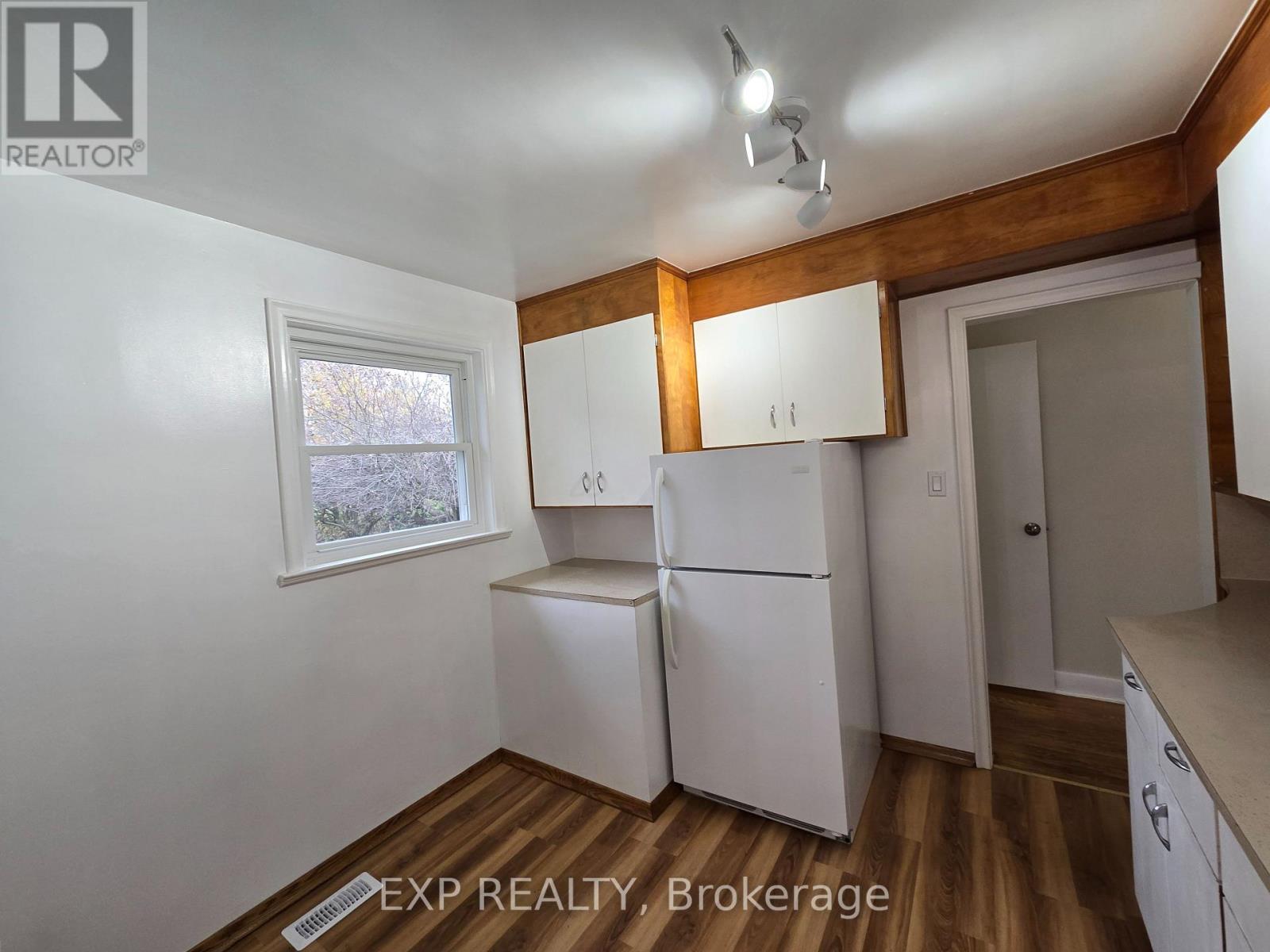 24 Fulham Street, Toronto, ON - Indoor Photo Showing Kitchen