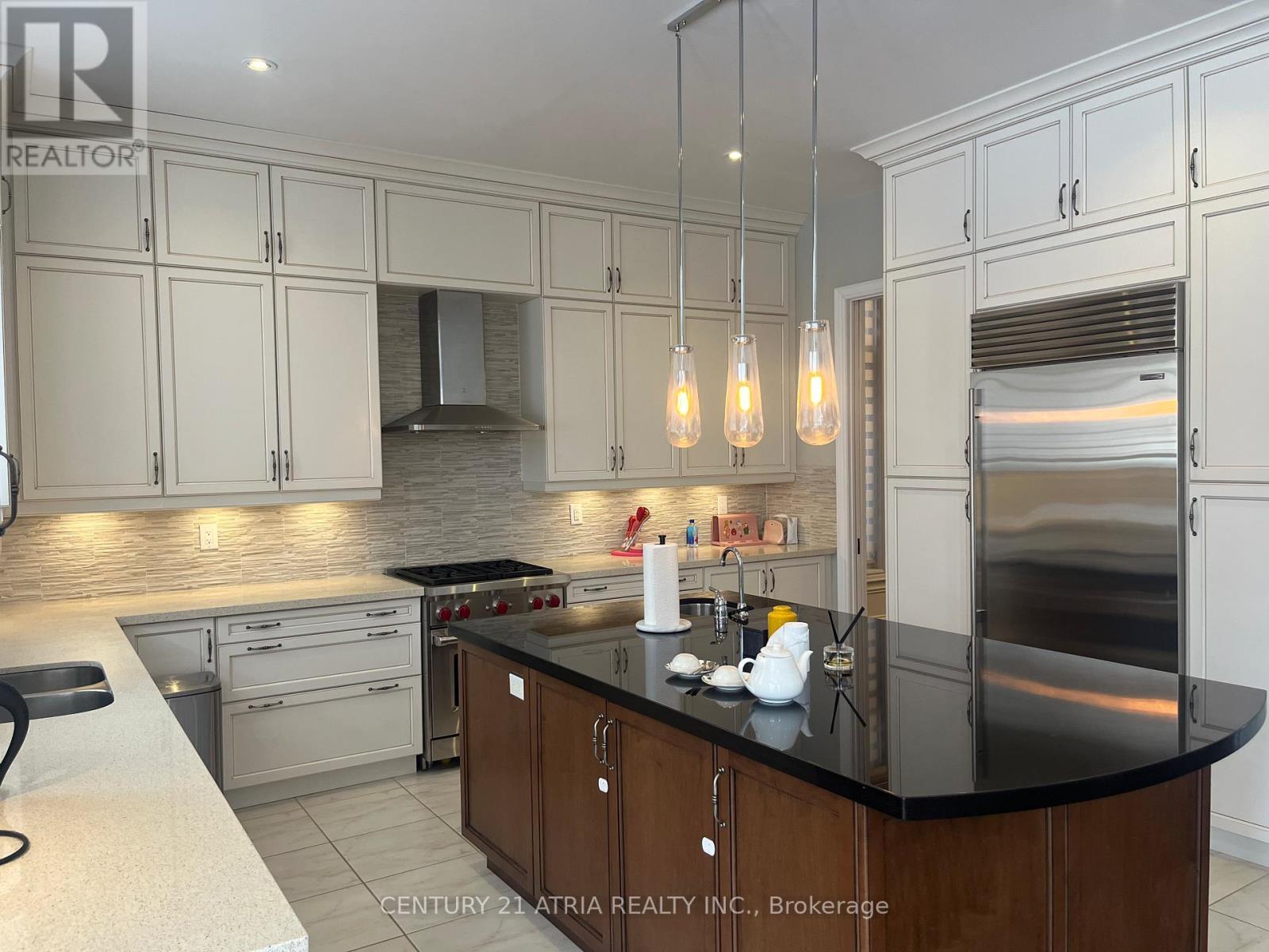 48 Stollery Pond Crescent, Markham, ON - Indoor Photo Showing Kitchen With Upgraded Kitchen