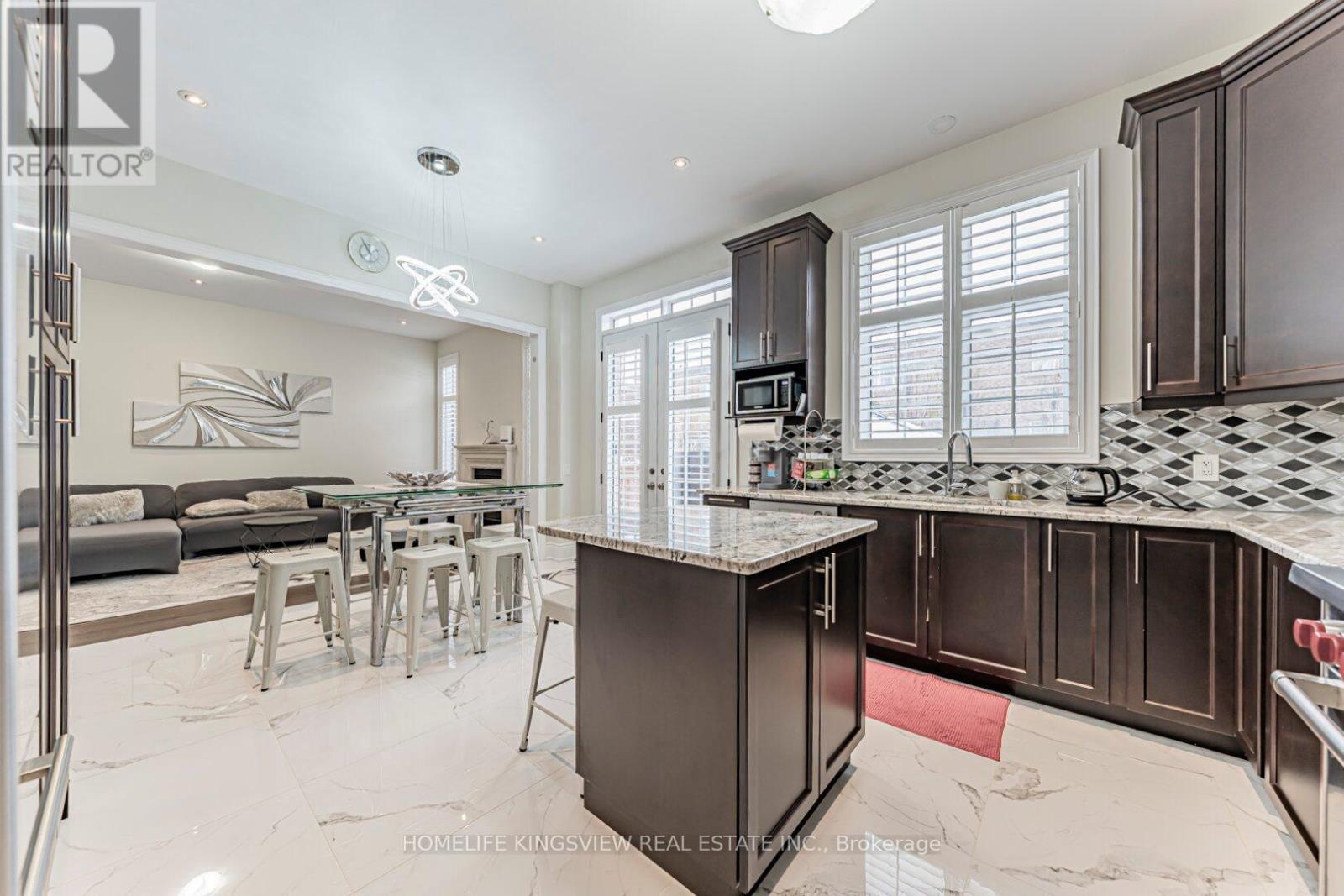 61 Ross Vennare Crescent, Vaughan, ON - Indoor Photo Showing Kitchen With Double Sink With Upgraded Kitchen