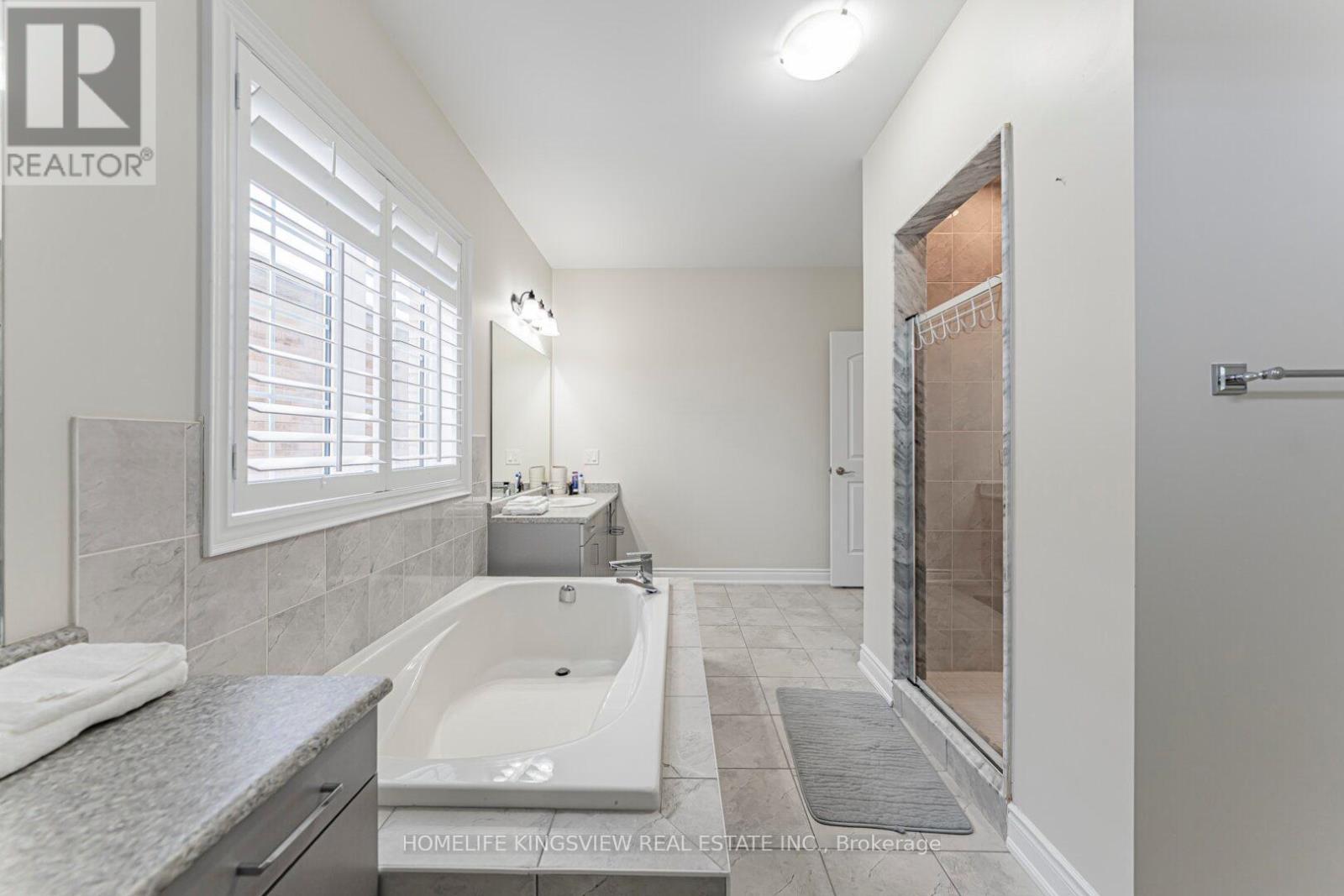 61 Ross Vennare Crescent, Vaughan, ON - Indoor Photo Showing Bathroom