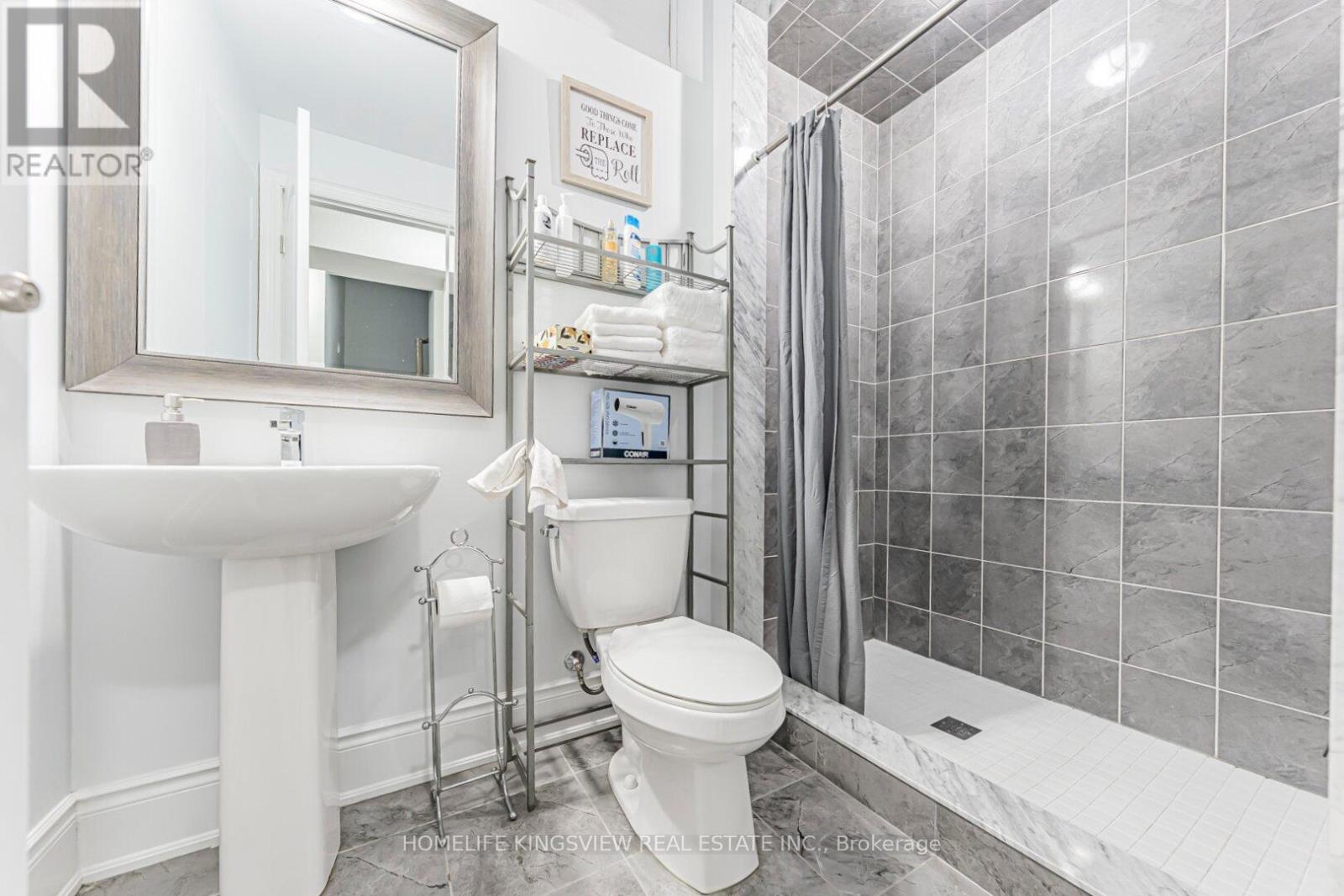 61 Ross Vennare Crescent, Vaughan, ON - Indoor Photo Showing Bathroom