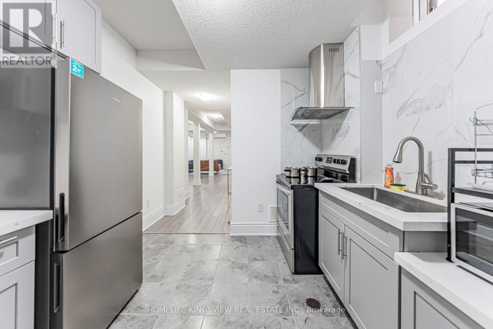 61 Ross Vennare Crescent, Vaughan, ON - Indoor Photo Showing Kitchen