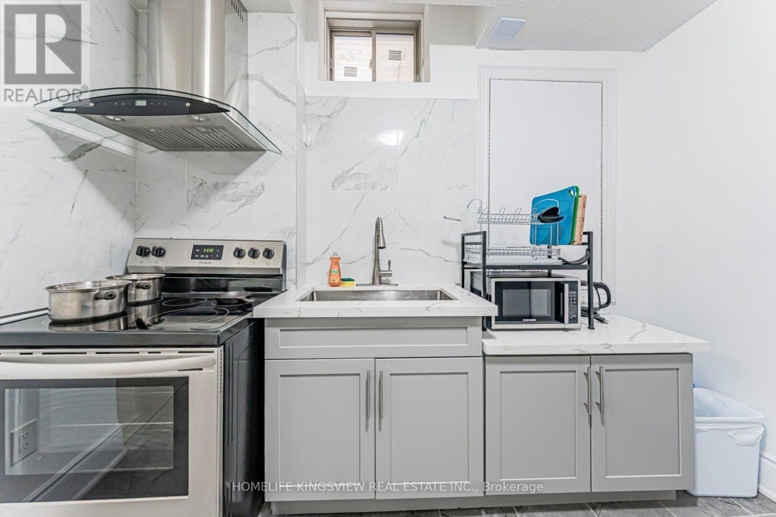 61 Ross Vennare Crescent, Vaughan, ON - Indoor Photo Showing Kitchen