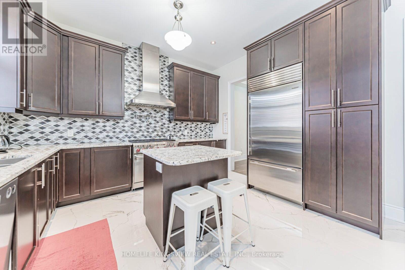 61 Ross Vennare Crescent, Vaughan, ON - Indoor Photo Showing Kitchen