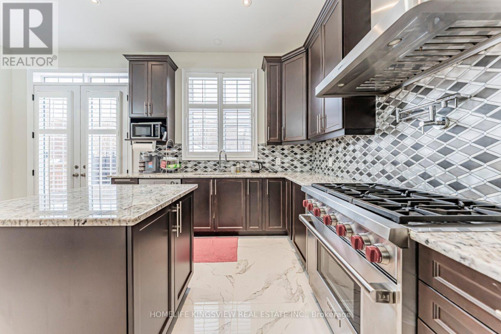 61 Ross Vennare Crescent, Vaughan, ON - Indoor Photo Showing Kitchen With Upgraded Kitchen