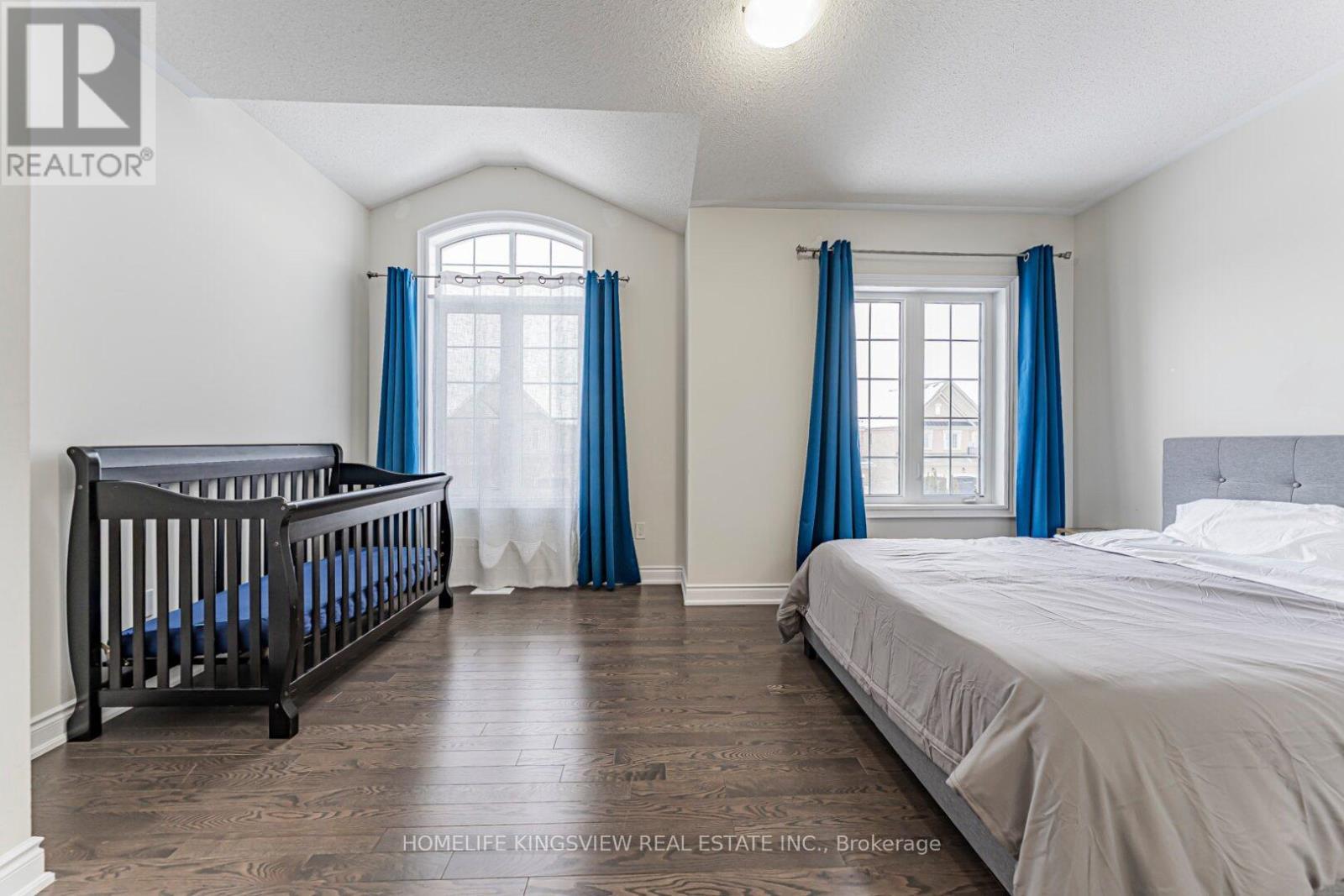 61 Ross Vennare Crescent, Vaughan, ON - Indoor Photo Showing Bedroom