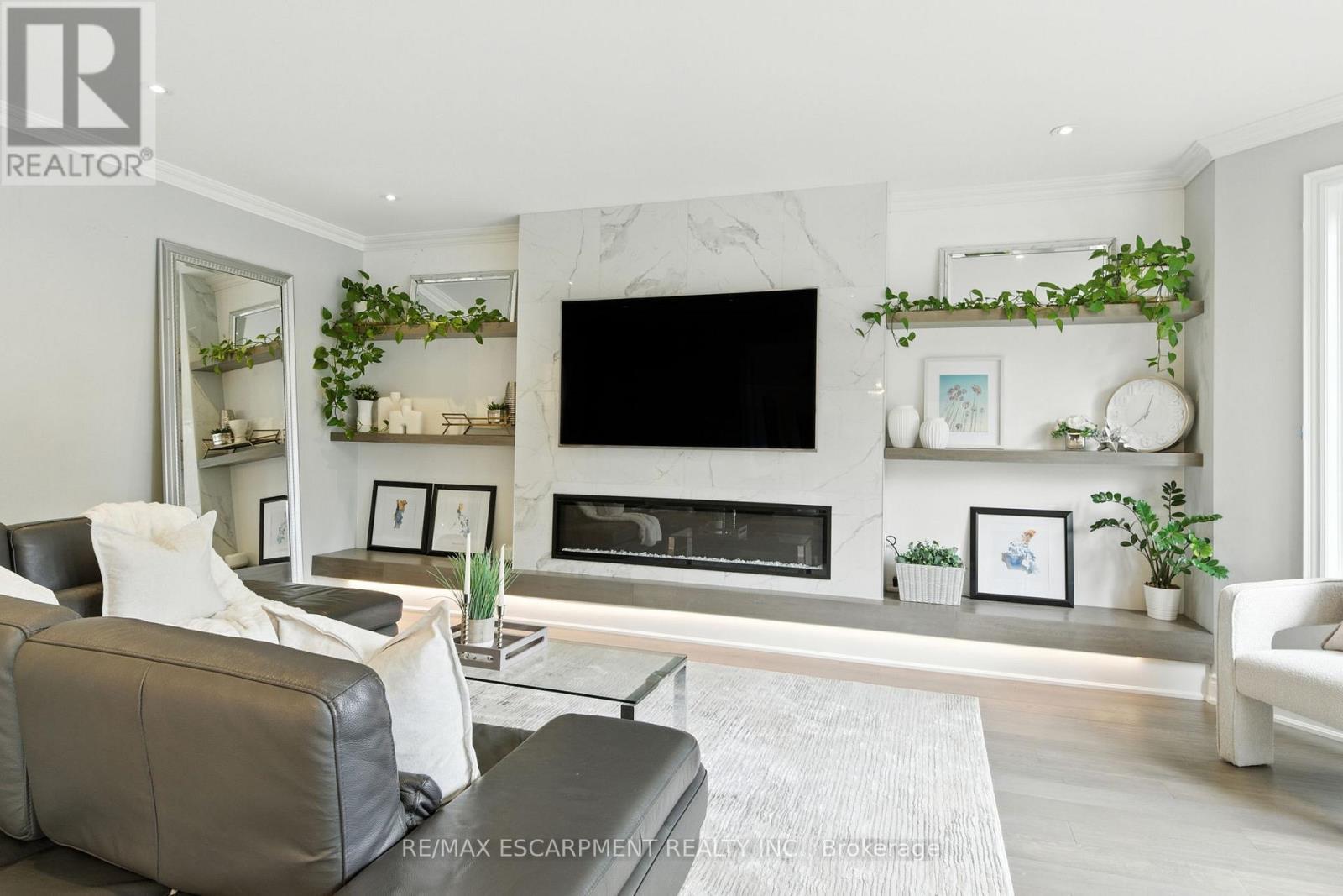 691 Merlot Court, Mississauga, ON - Indoor Photo Showing Living Room With Fireplace