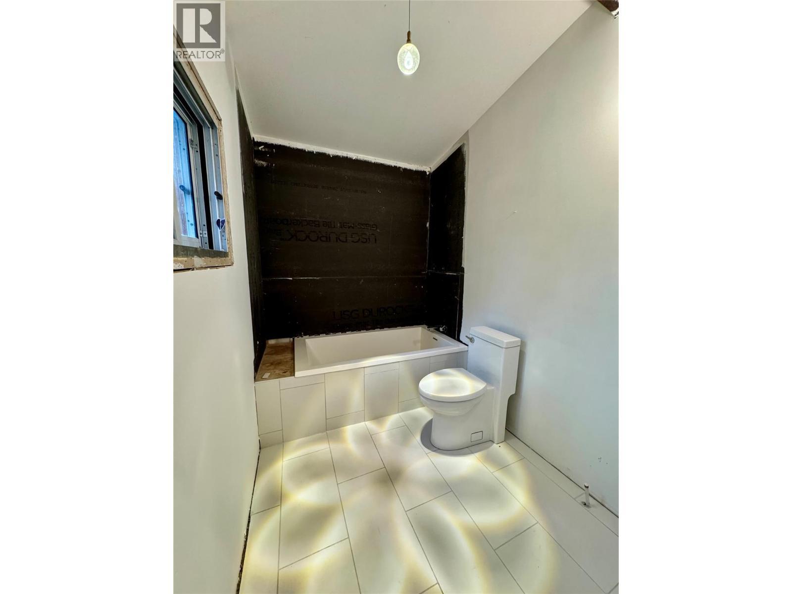 4549 Rushmere Road, Invermere, BC - Indoor Photo Showing Bathroom