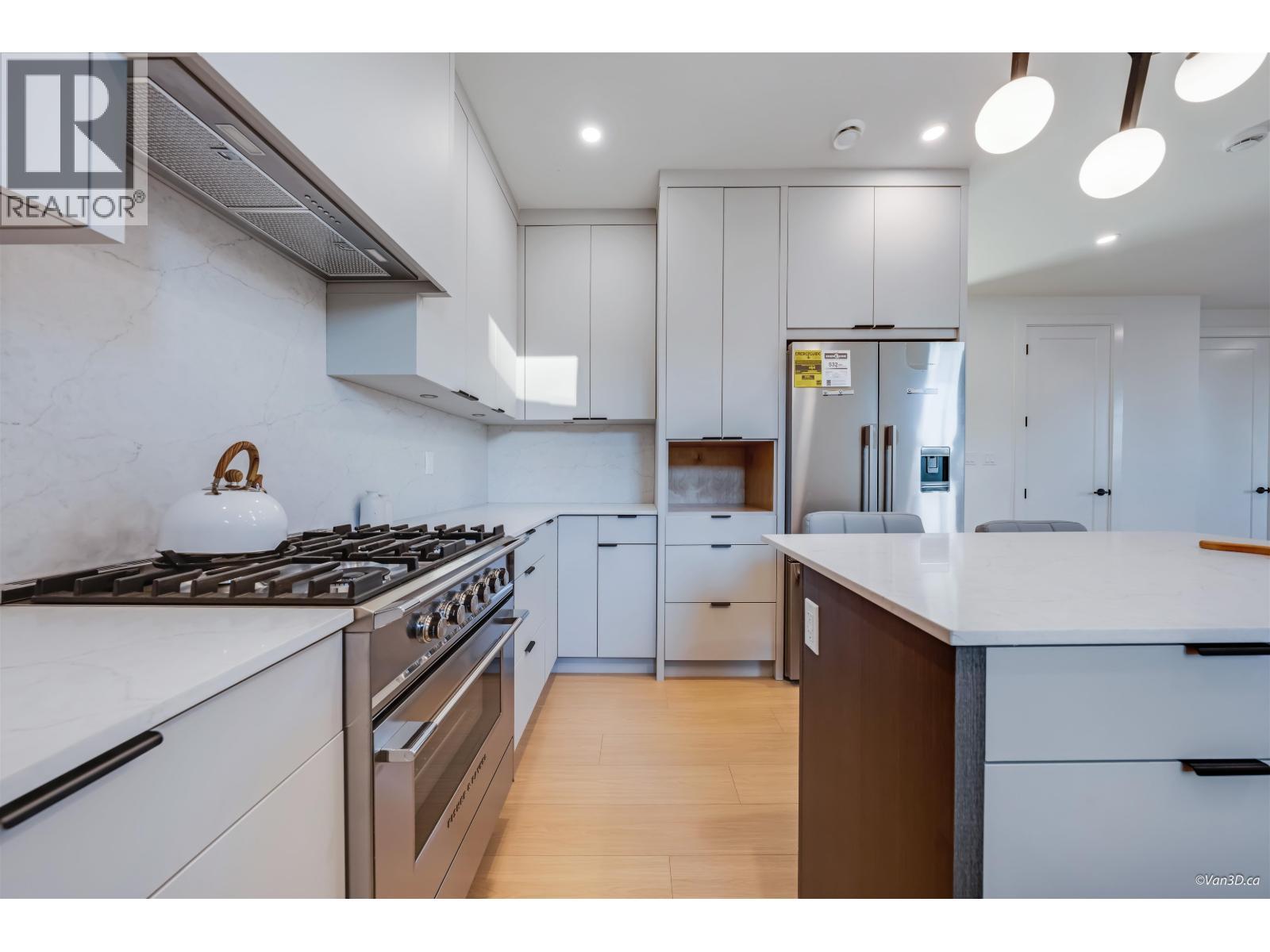 4 4211 Graveley Street, Burnaby, BC - Indoor Photo Showing Kitchen With Upgraded Kitchen